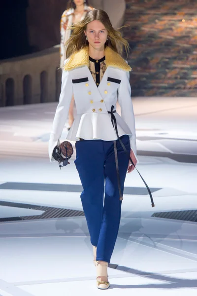 Look 25